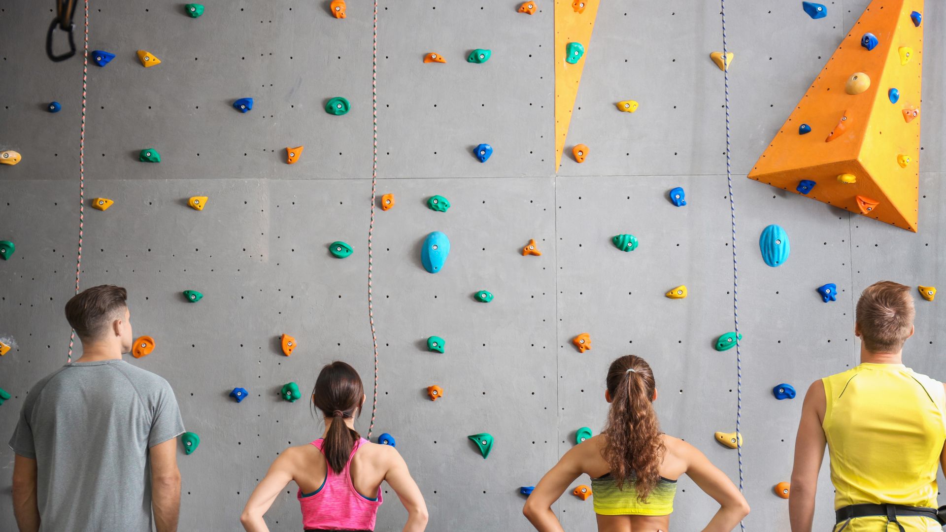 Pared de rocódromo con varias presas de escalada